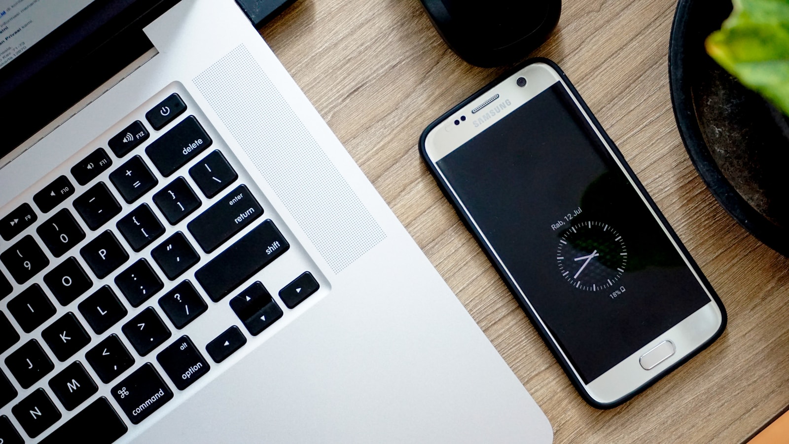 Laptop dan smartphone di meja kerja saat menyiapkan konsultasi project website sebelum meminta proposal