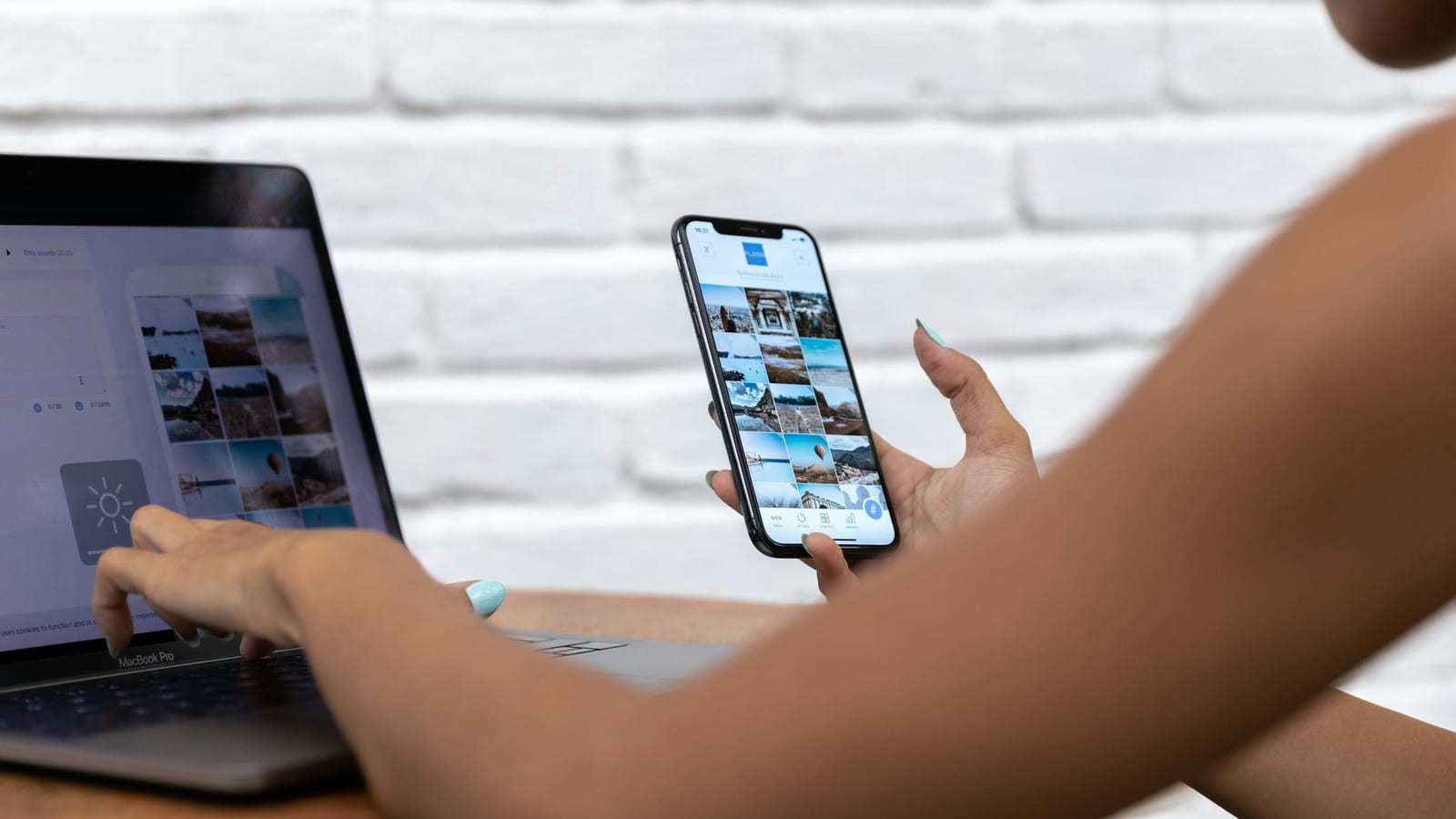 Tim marketing meninjau konten sosial, website resmi, dan jalur WhatsApp di laptop dan ponsel.