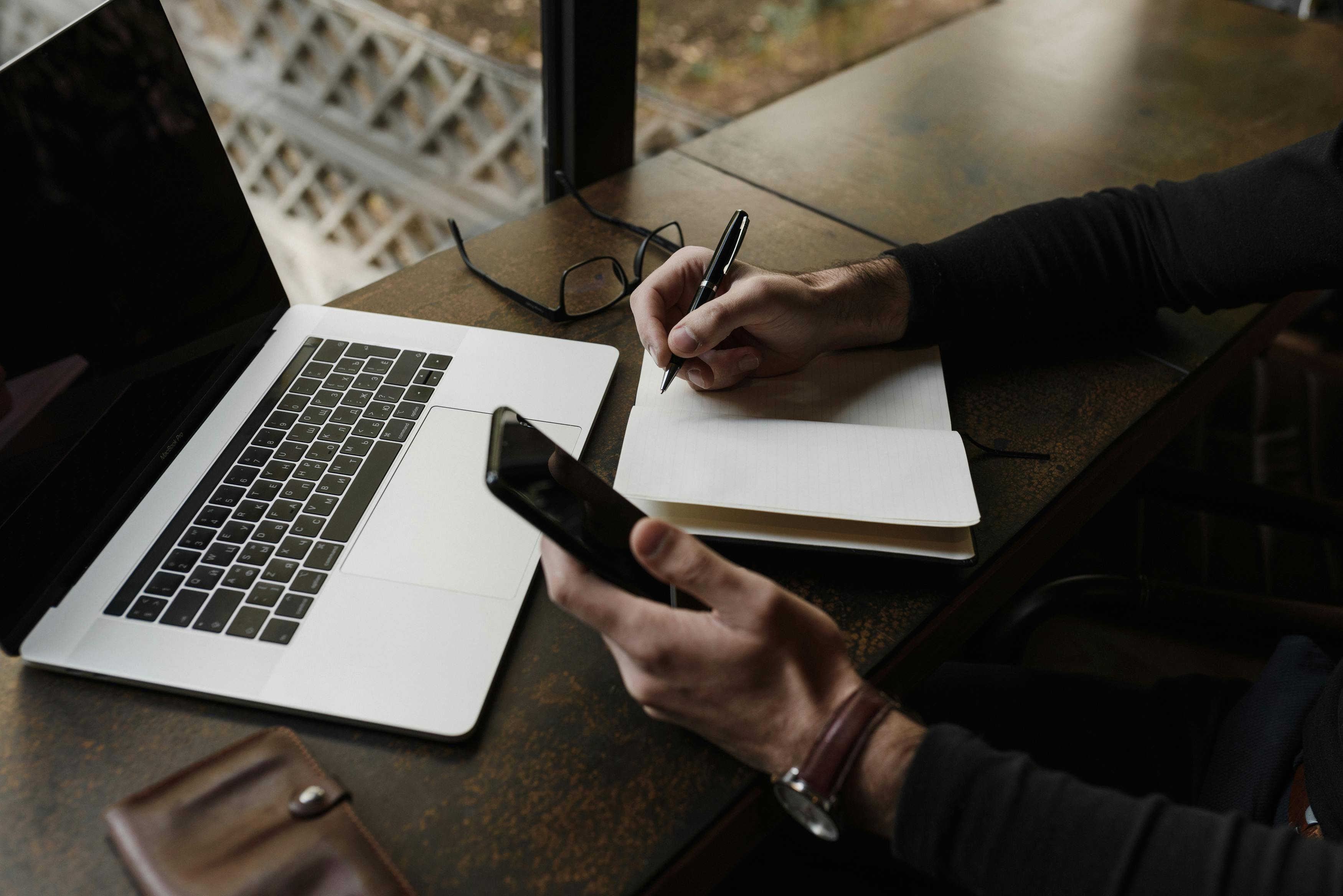 Tim bisnis mengecek status lead, kebutuhan calon pelanggan, estimasi, approval, dan tindak lanjut proposal di laptop dan ponsel.