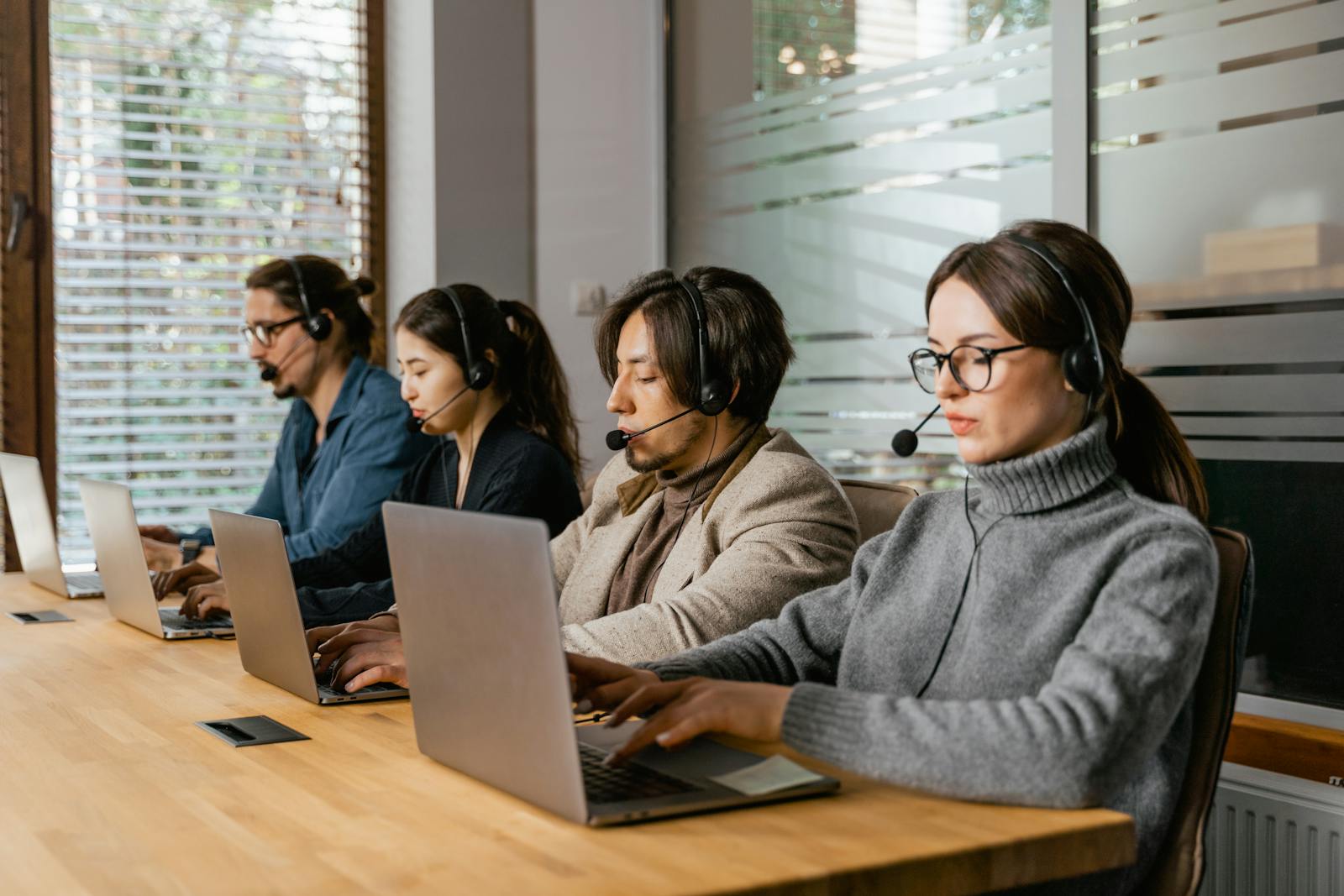 Tim operasional mengecek status percakapan pelanggan dari WhatsApp, form kontak, dan email agar follow-up tidak hilang setelah pesan pertama.